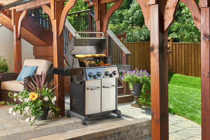 Broil King CROWN S490 BBQ with Side Burner, Rear Rotisserie Burner, Rotisserie Kit & Heavy-Duty Cast Iron Cooking Grids